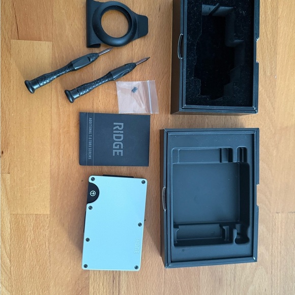 The Ridge Wallet w/ Apple AirTag Money Clip Accessory - Polar White NWOT - Picture 3 of 12